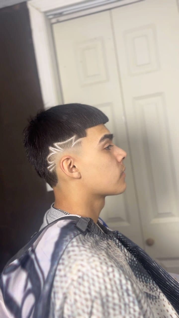 Lightning design above the ear