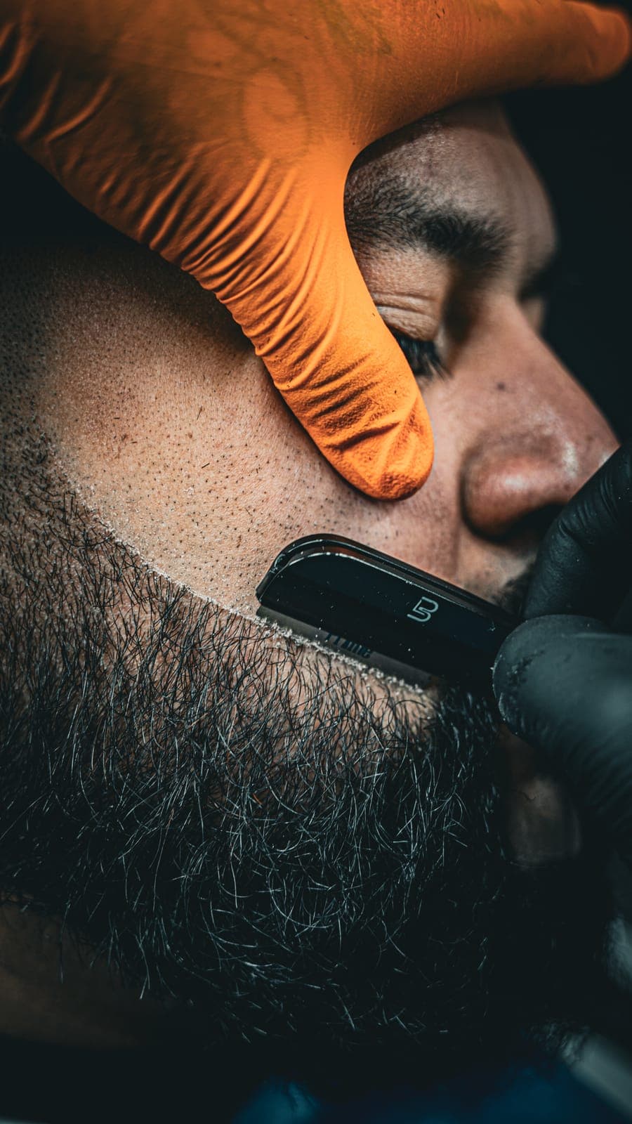 Perfilado de barba con navaja